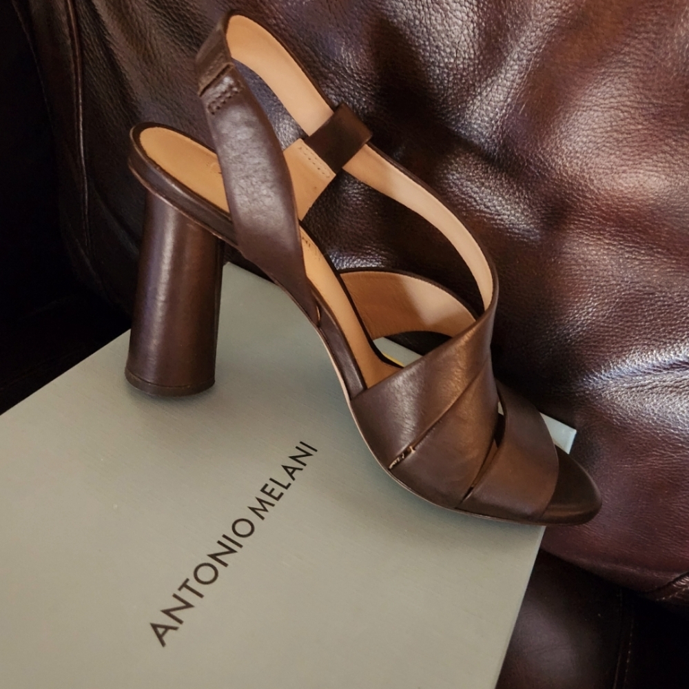Size 8 1/2 brown Antonio Melani heel
